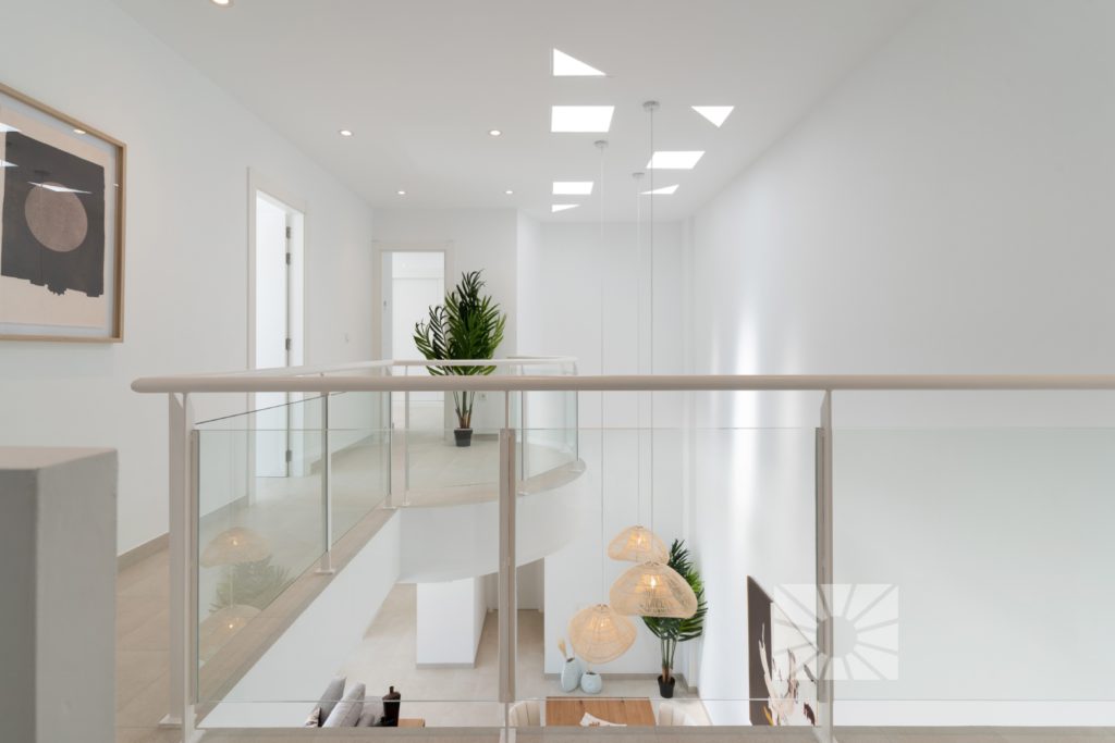 Impressive double-height space in the Blanc Altea Homes property, which brings spaciousness and luminosity to the interior, highlighting its modern and elegant design.