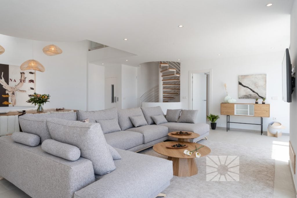 Spacious and bright living room in Blanc Altea Homes, with modern decoration, high quality furniture and direct access to the terrace overlooking the Mediterranean Sea.