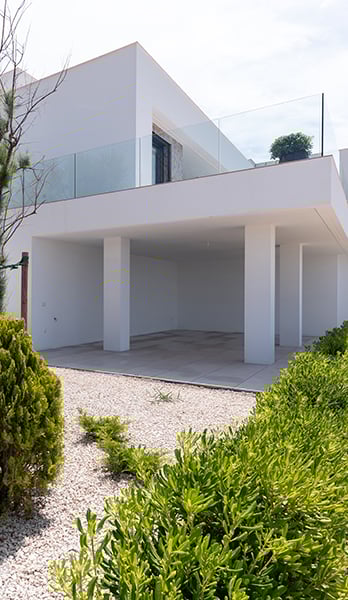 Impressive porch on lower floor