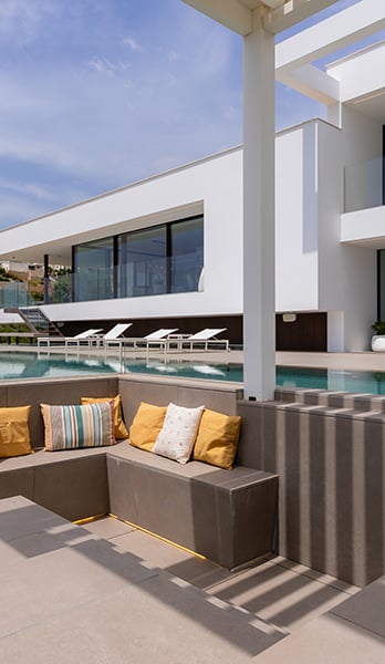 Un espacio chill out diseñado para conversar frente al horizonte
