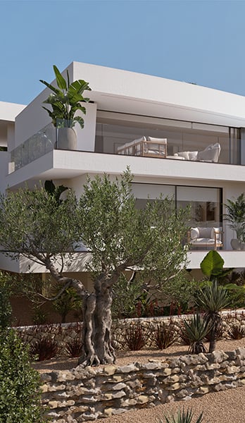 Vegetación mediterránea que envuelve la vivienda y refuerza su conexión con el paisaje