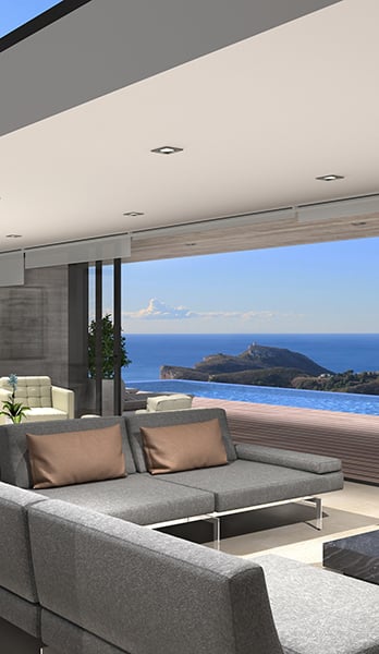El salón se abre por completo a unas vistas privilegiadas al Mediterráneo