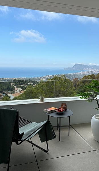 Terraces to relax facing the Mediterranean