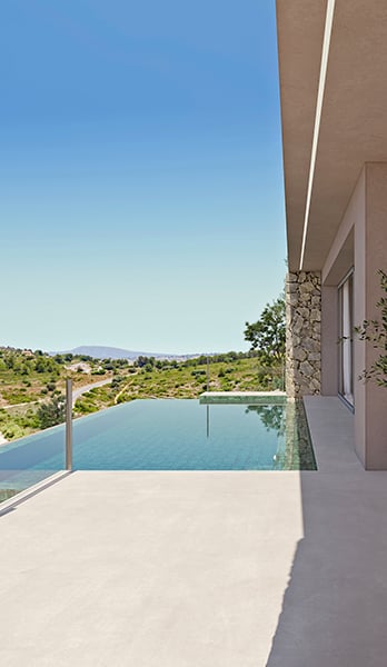 Infinity pool at horizon level overlooking the valley
