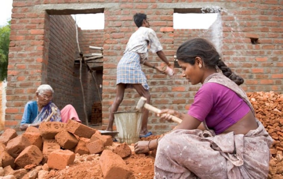 Collaboration of VAPF with the Vicente Ferrer Foundation in a project of construction of houses for families in need.