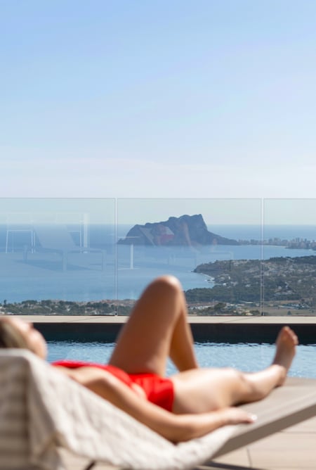 Living on the Costa Blanca means enjoying more than 300 days of sunshine a year and mild temperatures, practising outdoor sports, walking, sailing, playing tennis, paddle tennis, golf practically all year round. It is to load up on vitamin D