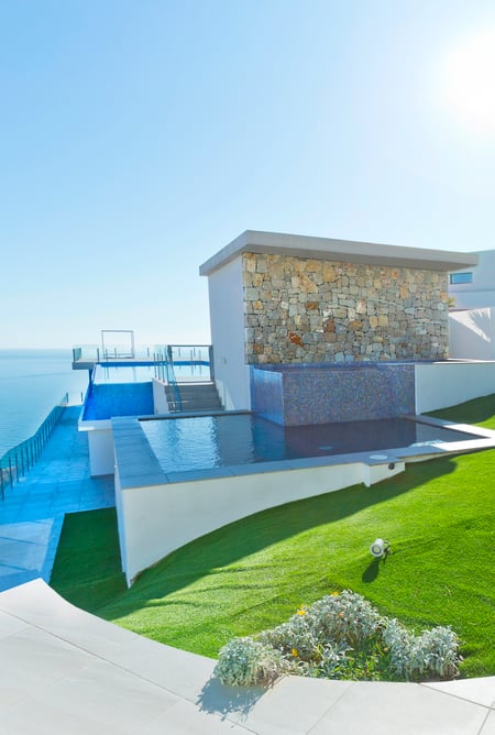 Residing in exclusive surroundings, with access to high-end services and leisure, but also with the privacy and tranquillity offered by the most select areas of the Costa Blanca, such as Altea, Moraira, Residencial La Sella, Raco de Galeno, Denia, or Cumbre del Sol. Villas and apartments in privileged locations.