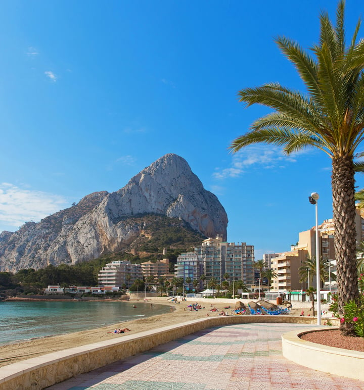 It also has an excellent Mediterranean climate all year round, with Calpe weather being a highlight, a rich gastronomic offer, and multiple outdoor leisure options, including water sports and hiking in the vicinity of the Peñón de Ifach.