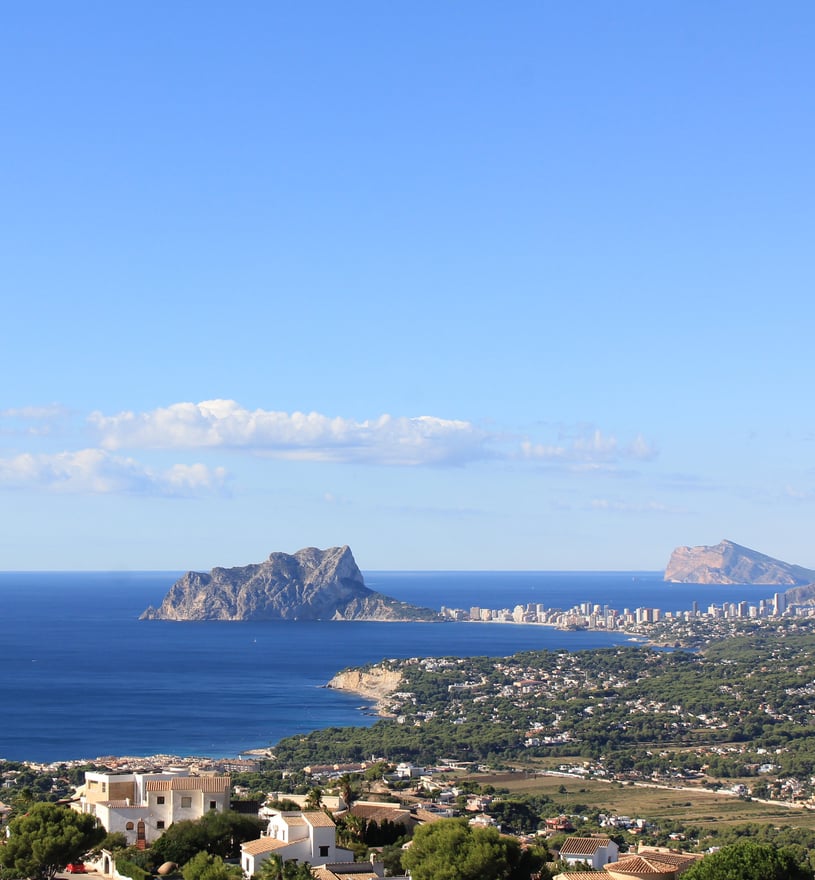 Situé à Poble Nou de Benitatxell, entre les villes de Jávea et Moraira. 